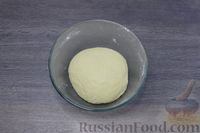 Фото приготовления рецепта: Закусочные булочки-рулетики с томатной пастой, сыром и зеленью - шаг №5