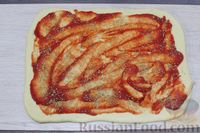 Фото приготовления рецепта: Закусочные булочки-рулетики с томатной пастой, сыром и зеленью - шаг №8