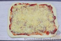 Фото приготовления рецепта: Закусочные булочки-рулетики с томатной пастой, сыром и зеленью - шаг №9