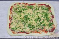 Фото приготовления рецепта: Закусочные булочки-рулетики с томатной пастой, сыром и зеленью - шаг №10