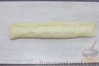 Фото приготовления рецепта: Закусочные булочки-рулетики с томатной пастой, сыром и зеленью - шаг №11