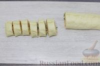 Фото приготовления рецепта: Закусочные булочки-рулетики с томатной пастой, сыром и зеленью - шаг №12