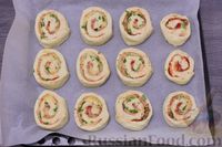 Фото приготовления рецепта: Закусочные булочки-рулетики с томатной пастой, сыром и зеленью - шаг №13