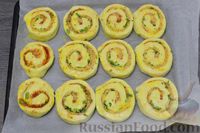 Фото приготовления рецепта: Закусочные булочки-рулетики с томатной пастой, сыром и зеленью - шаг №14