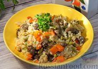 Фото к рецепту: Рис с куриными сердечками и замороженными овощами