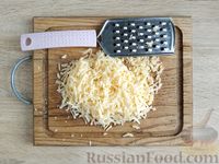 Фото приготовления рецепта: Фриттата с замороженными овощами, колбасой и сыром (в духовке) - шаг №11
