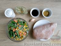 Фото приготовления рецепта: Куриное филе с замороженными овощами и соевым соусом (на сковороде) - шаг №1