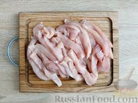 Фото приготовления рецепта: Куриное филе с замороженными овощами и соевым соусом (на сковороде) - шаг №2