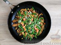 Фото приготовления рецепта: Куриное филе с замороженными овощами и соевым соусом (на сковороде) - шаг №7