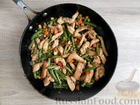 Фото приготовления рецепта: Куриное филе с замороженными овощами и соевым соусом (на сковороде) - шаг №9