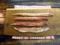 Фото приготовления рецепта: Роллы из картошки с селёдкой и солёными огурцами - шаг №4