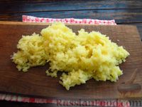 Фото приготовления рецепта: Роллы из картошки с селёдкой и солёными огурцами - шаг №7