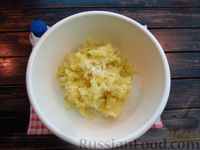 Фото приготовления рецепта: Роллы из картошки с селёдкой и солёными огурцами - шаг №8