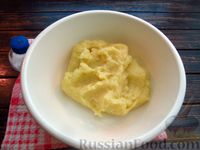 Фото приготовления рецепта: Роллы из картошки с селёдкой и солёными огурцами - шаг №9