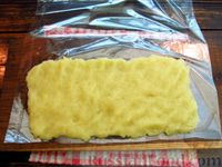 Фото приготовления рецепта: Роллы из картошки с селёдкой и солёными огурцами - шаг №10