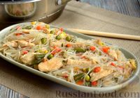 Фото к рецепту: Фунчоза с курицей и замороженными овощами