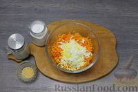 Фото приготовления рецепта: Рыбный рулет, запечённый с морковью, яйцом, сыром и маслинами (в фольге) - шаг №6