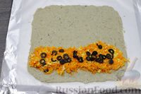 Фото приготовления рецепта: Рыбный рулет, запечённый с морковью, яйцом, сыром и маслинами (в фольге) - шаг №9