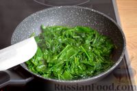 Фото приготовления рецепта: Киш со шпинатом, горбушей и кедровыми орехами - шаг №10