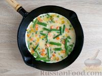 Фото приготовления рецепта: Омлет с замороженными овощами - шаг №5