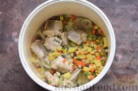 Фото приготовления рецепта: Рыба, тушенная с замороженными овощами и картофелем (в мультиварке) - шаг №7