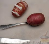 Фото приготовления рецепта: Запечённая картошка-гармошка с салом и сыром (в фольге) - шаг №3