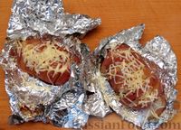 Фото приготовления рецепта: Запечённая картошка-гармошка с салом и сыром (в фольге) - шаг №7