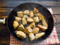 Фото приготовления рецепта: Макароны со свининой в томатном соусе - шаг №3