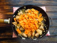 Фото приготовления рецепта: Макароны со свининой в томатном соусе - шаг №9