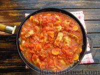 Фото приготовления рецепта: Макароны со свининой в томатном соусе - шаг №13
