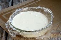 Фото приготовления рецепта: Творожно-сметанный желейный торт со сгущённым молоком и ананасами - шаг №9