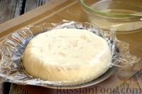 Фото приготовления рецепта: Творожно-сметанный желейный торт со сгущённым молоком и ананасами - шаг №11
