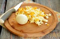 Фото приготовления рецепта: Слоёный салат с крабовыми палочками, сыром, грейпфрутом и яйцами - шаг №5