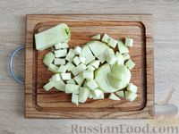 Фото приготовления рецепта: Салат с курицей, сыром, бананом, яблоком и оливками - шаг №8