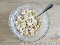 Фото приготовления рецепта: Салат с курицей, сыром, бананом, яблоком и оливками - шаг №10