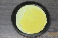 Фото приготовления рецепта: Салат с рисовой лапшой, ветчиной, огурцами и яичными блинчиками - шаг №5