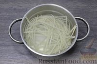 Фото приготовления рецепта: Салат с рисовой лапшой, ветчиной, огурцами и яичными блинчиками - шаг №2