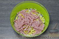 Фото приготовления рецепта: Салат с рисовой лапшой, ветчиной, огурцами и яичными блинчиками - шаг №8