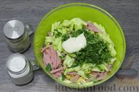 Фото приготовления рецепта: Салат с рисовой лапшой, ветчиной, огурцами и яичными блинчиками - шаг №10
