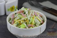 Фото приготовления рецепта: Салат с рисовой лапшой, ветчиной, огурцами и яичными блинчиками - шаг №13