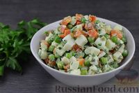 Фото к рецепту: Салат с кальмарами, морковью, зелёным горошком и яйцами
