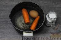 Фото приготовления рецепта: Салат с кальмарами, морковью, зелёным горошком и яйцами - шаг №2