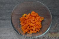 Фото приготовления рецепта: Салат с кальмарами, морковью, зелёным горошком и яйцами - шаг №4