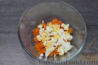 Фото приготовления рецепта: Салат с кальмарами, морковью, зелёным горошком и яйцами - шаг №5