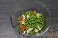 Фото приготовления рецепта: Салат с кальмарами, морковью, зелёным горошком и яйцами - шаг №6
