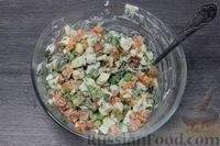 Фото приготовления рецепта: Салат с кальмарами, морковью, зелёным горошком и яйцами - шаг №10