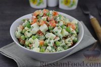 Фото приготовления рецепта: Салат с кальмарами, морковью, зелёным горошком и яйцами - шаг №11