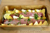 Фото приготовления рецепта: Свинина, запечённая с яблоками и горчичным соусом - шаг №7