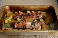 Фото приготовления рецепта: Свинина, запечённая с яблоками и горчичным соусом - шаг №10