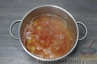 Фото приготовления рецепта: Томатный суп с колбасками, фасолью и капустой - шаг №5